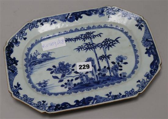 A Chinese blue and white export dish 31.5 x 23cm